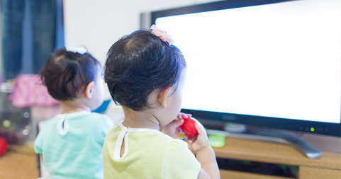 テレビを見る子ども